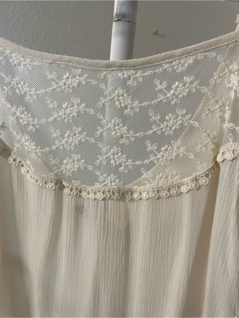 POL Cream Lace-Trim High Low Top with adjustable straps - Picture 3 of 7